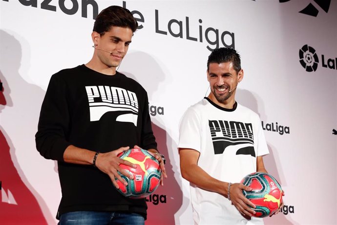 Marc Bartra, del Real Betis Balompié, y Nolito, del Sevilla FC, durante la presentación del nuevo balón invernal de LaLiga
