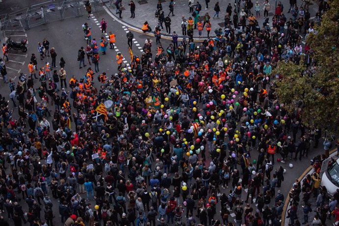 Manifestantes se concentran ante la Consejería de Interior de la Generalitat, tras ser convocados por CDR Catalunya a una "fiesta de globos", en (Barcelona/Cataluña/España) a 21 de octubre de 2019.