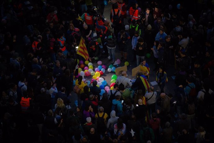Manifestantes se concentran ante la Conselleria de Interior de la Generalitat, tras ser convocados por CDR Catalunya a una "fiesta de globos", en (Barcelona/Cataluña/España) a 21 de octubre de 2019.