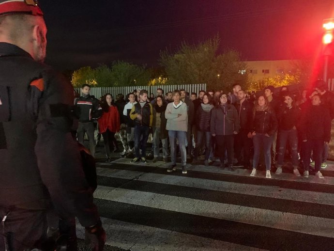 Manifestantes a las puertas de un acto de VOX en Lleida