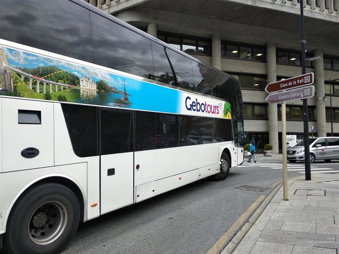 Un autocar de turistes circulant pel centre d'Andorra la Vella