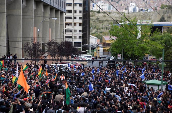 Seguidores de Morales y Mesa se manifiestan en La Paz.