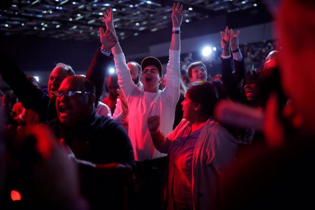 Seguidores del Partido Liberal de Canadá celebran los resultados de las elecciones