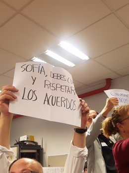 Trabajadores de polideporticos municipales portan carteles con sus reivindicaciones hacia la concejala delegada de Deportes del Ayuntamiento de Madrid, Sofía Miranda.