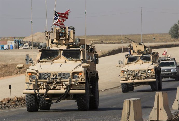 Un convoy de blindados de Estados Unidos entra en la región iraquí de Dohuk tras cruzar la frontera desde Siria