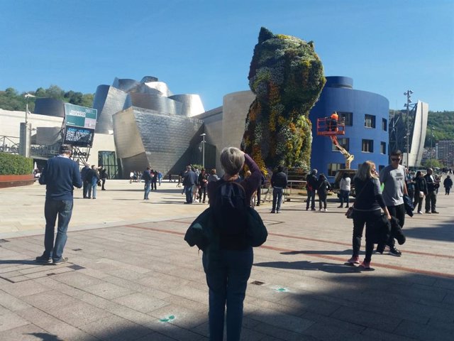 Turistak Bilboko Guggenheim museoaren aurrean.