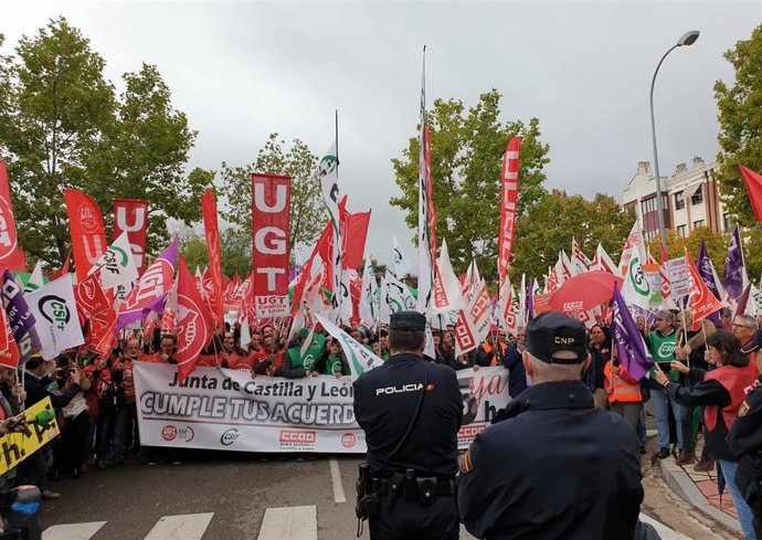 Protesta de los empleados públicos para reclamar las 35 horas ante la Presidencia de la Junta.