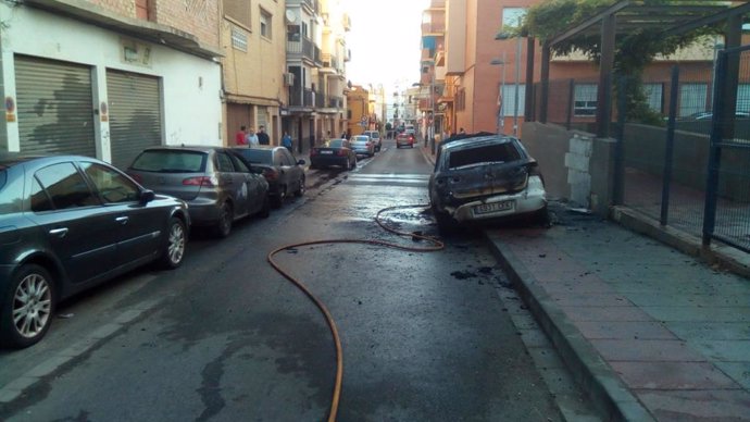 Vehículo incendiado en la calle Navarra de Mairena