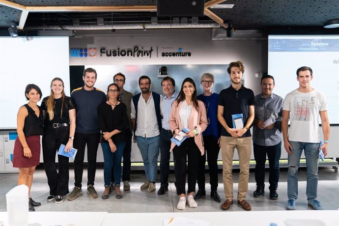 Estudiantes participantes en el Climathon, un 'hackathon' de prototipos contra los efectos del cambio climático en el área metropolitana de Barcelona, reunidos en el Fusion Pont de Esade y Accenture, el 19 y 20 de octubre de 2019 en Barcelona