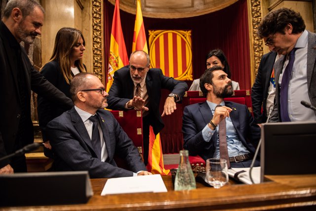 El president del Parlament, Roger Torrent (d), durante una sesión plenaria celebrada en el Parlament tres días después de conocerse la sentencia del 'procés', en Barcelona (Cataluña, España), a 17 de octubre de 2019.