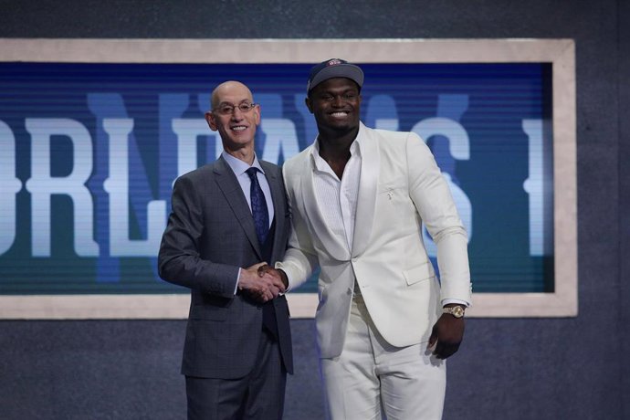 Adam Silver da la bienvenida a Zion Williamson a la NBA