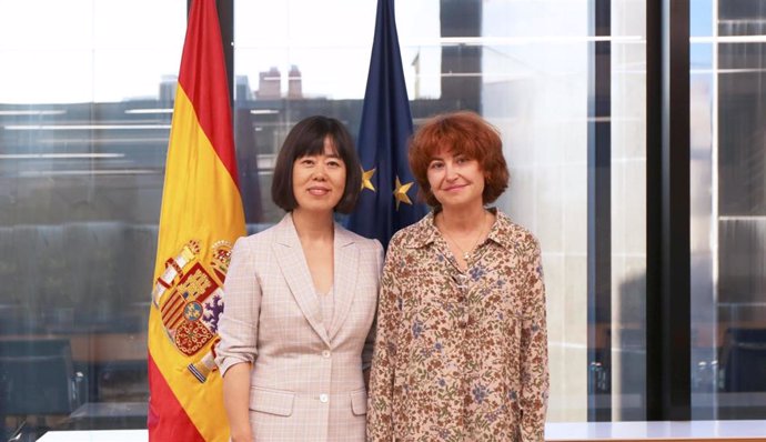 María Peña, consejera delegada de ICEX España Exportación e Inversiones; junto a Xin Wang, CEO Chunbo
