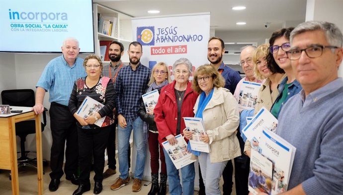 Profesionales de Jesús Abandonado junto al coordinador de Incorpora en la Región de Murcia, José Joaquín Ros y un grupo de voluntarios de la Caixa