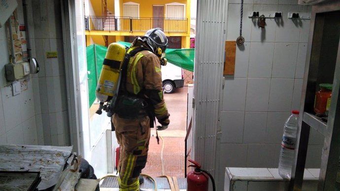 Bomberos apagan el incendio en la cocina de una pastelería de Calabardina (Águilas)