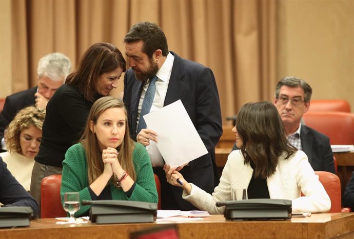 La portavoz del Grupo Socialista en el Congreso, Adriana Lastra, habla con Inés Arrimadas y MIguel Gutiérrez, de Ciudadanos, durante la reunón de la Diputación Permanente