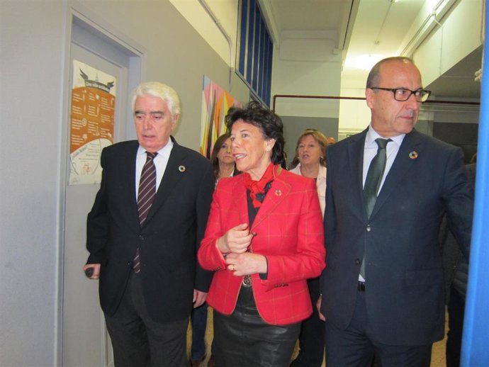 La ministra Celaá a su llegada al IES Avempace de Zaragoza.