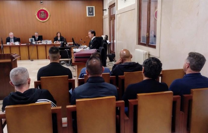Juicio a una banda de narcotraficantes que traía droga a España desde Paises Bajos y Sudamérica.