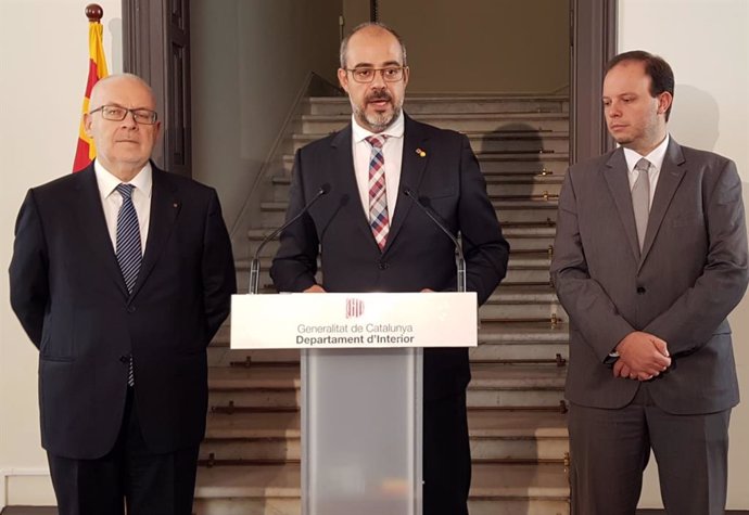 El conseller Miquel Buch (en el centro), el secretario Brauli Duart y el director de Mossos Pere Ferrer