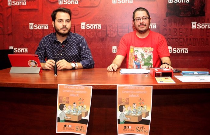 Eder García (izda) y Álex Ochoa presentan en Soria la iniciativa 'La Vuelta al Cole'.
