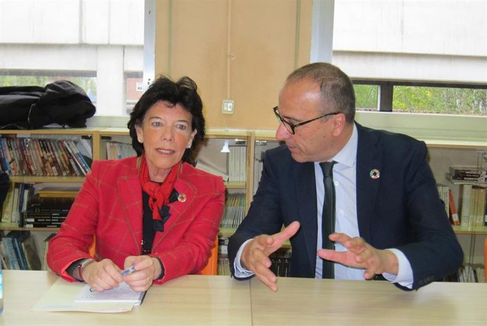 La ministra de Educación en funciones y portavoz del Gobierno central, Isabel Celaá, con el consejero de Educación de Aragón, Felipe Faci.