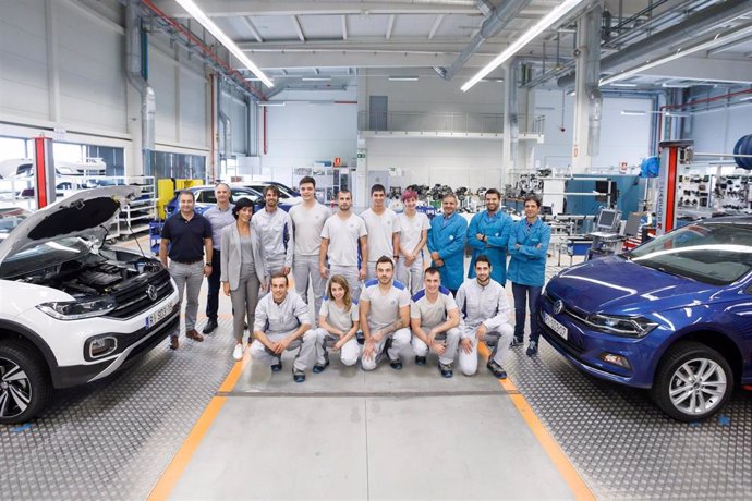 Imagen de los 10 jóvenes que se forman en la  Volkswagen Academy Navarra.
