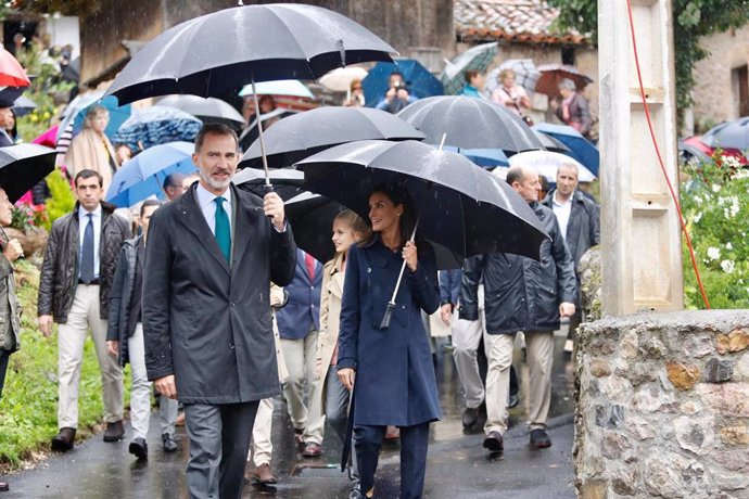 (I-D) El rey Felipe VI y la reina Letizia pasean durante su visita al Pueblo Ejemplar de la Fundación Princesa de Asturias, Asiegu, en Asiegu (Asturias) a 19 de octubre de 2019.