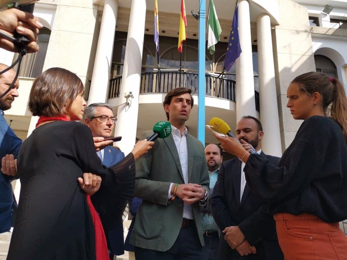 El vicesecretario de Comunicación del PP, Pablo Montesinos, junto al presidente de la Diputación, Francisco Salado (i) y el candidato del PP al Congreso Mario Cortés (d).