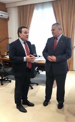 El embajador de Cuba en España, Gustavo Machín, con el presidente del Parlamento de Cantabria, Joaquín Gómez