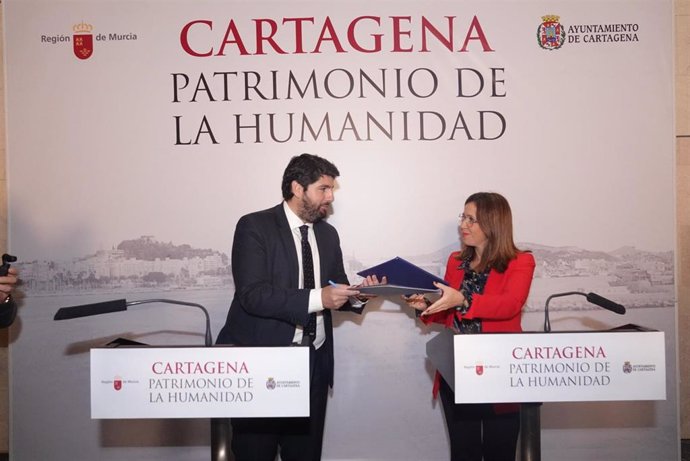 López Miras, que ha presidido el acto de firma del Protocolo de colaboración entre Comunidad y Ayuntamiento Cartagena para promover la declaración de la ciudad como Patrimonio Mundial de la Humanidad por la Unesco, acompañado por alcaldesa Castejón
