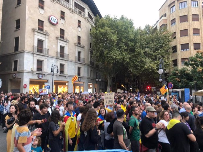 Cerca de 2.000 personas se manifiestan en Palma en contra de la sentencia del 'Procés'