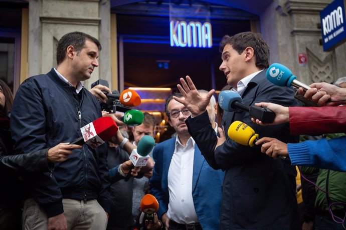 El presidente de C's, Albert Rivera atiende a los medios de comunicación tras visitar diferentes establecimientos afectados por los disturbios, en Barcelona (España), a 22 de octubre de 2019.