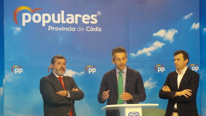 Andrés Núlez, secretario general del PP de Cádiz, con Alfonso Candón y Bruno García