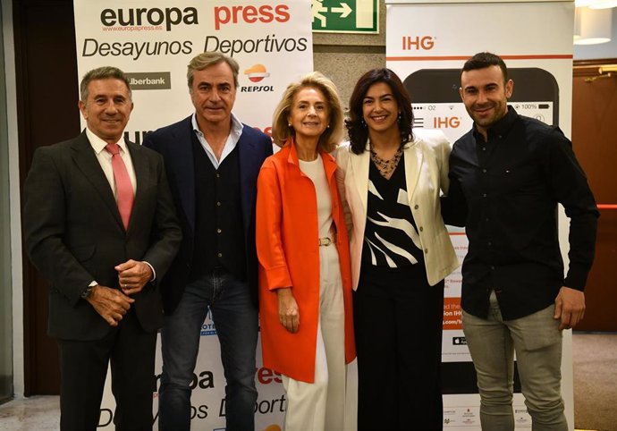 María José Rienda junto a Aspar, Carlos Sainz, Begoña Elices y Toni Bou en los Desayunos de Europa Press
