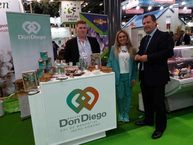 Stand con productos Degusta Jaén en la Fruit Attraction