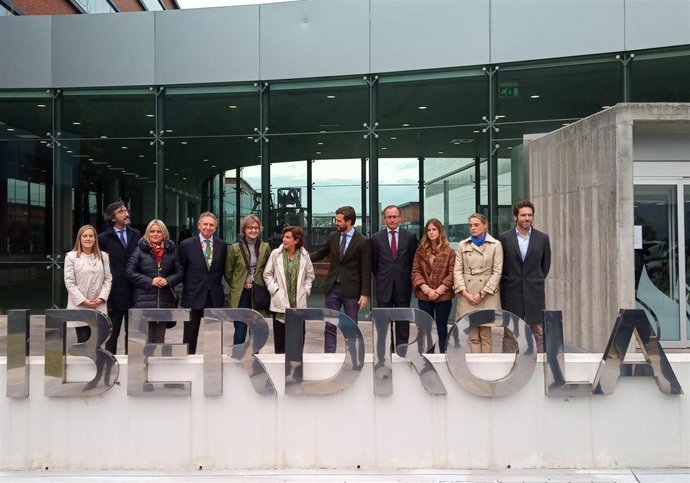 El presidente del PP, Pablo Casado (5d), el presidente del PP en Euskadi (4d); el presidente  del  PP  de  Álava, Iñaki  Oyarzabal (2i); la candidata del PP al Congreso por Álava, Mari Mar Blanco (3i); la secretaria general del PP vasco, Amaya Fernández