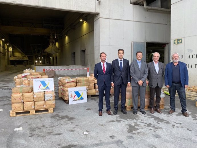 El jefe de Vigilancia Aduanera en Baleares, Carlos González, y el delegado del Gobierno en Baleares, Ramon Morey, en la incineración de las 5,8 toneladas de hachís