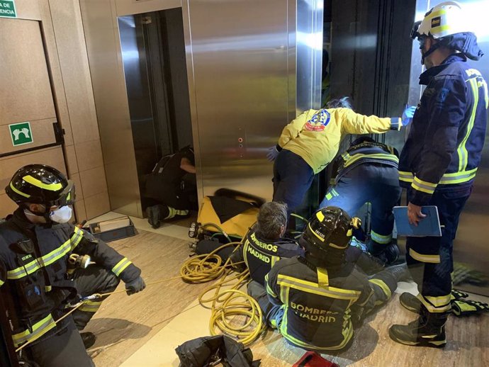 Bomberos del Ayuntamiento y efectivos del Samur rescatan a un trabajador de mantenimiento atrapado en el hueco de un ascensor.