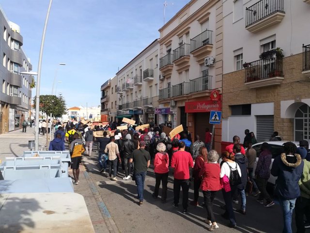 Manifestación en Lepe para pedir un alojamiento digno para los inmigrantes.