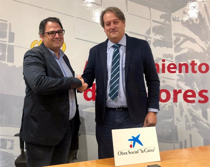 Firma del convenio de colaboración entre CaixaBank y Dolores.