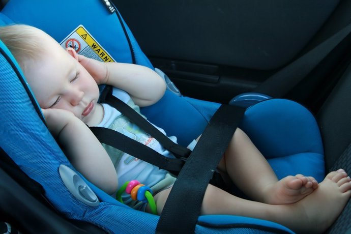 Baby sleeping in car seat  Bebé durmiendo en la sillita del coche