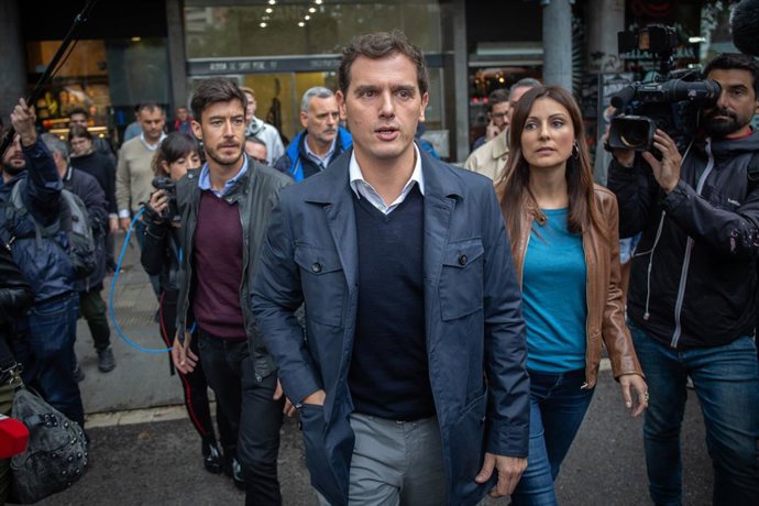 El president de Cs, Albert Rivera (centre) i la portaveu de Ciutadans al Parlament de Catalunya, Lorena Roldán (dreta), durant la seva visita a diferents establiments afectats pels aldarulls, Barcelona (Espanya), 22 d'octubre del 2019.