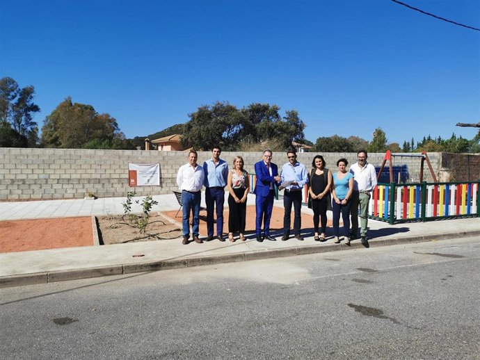 Díaz (cuarto por la izda.), junto a uno de los espacios públicos de Obejo