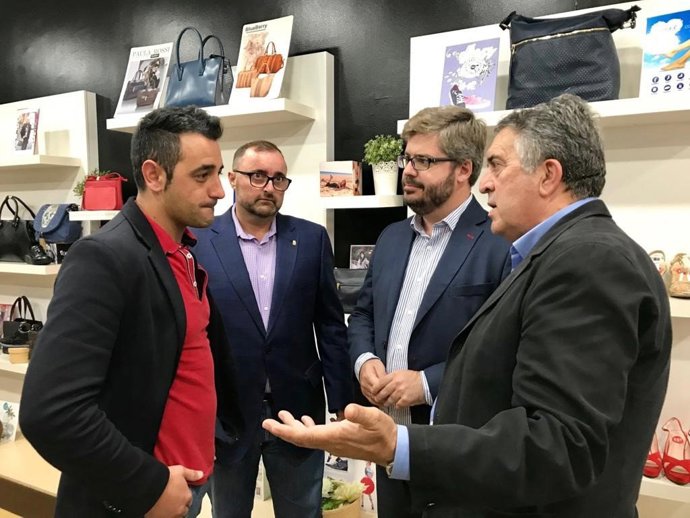 Fran Hervías visita un pequeño comercio en Granada