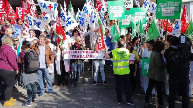 Manifestaciones a las puertas de los hospitales Macarena y Valme por las bajas y permisos sin cubrir en el SAS