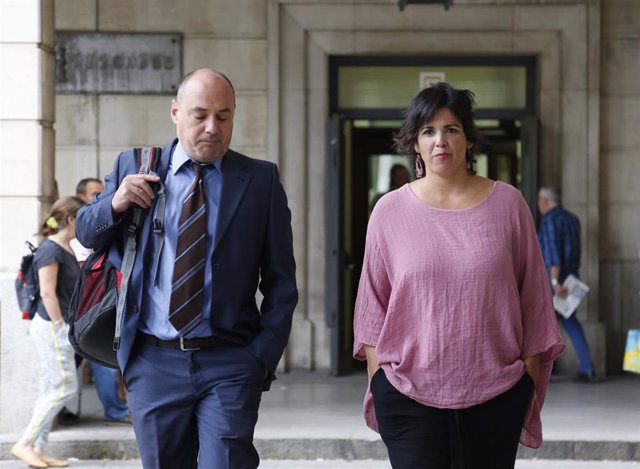 Llegada al juicio al empresario acusado de presunto delitos de atentado y contra la integridad moral de la líder de Podemos Andalucía, Teresa Rodríguez (d) junto a su abogado (i). En la Audiencia Provincial.
