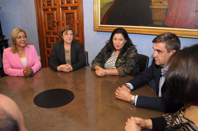 Amo, entre Hernández y Doblas, en la reunión con la delegación ecuatoriana