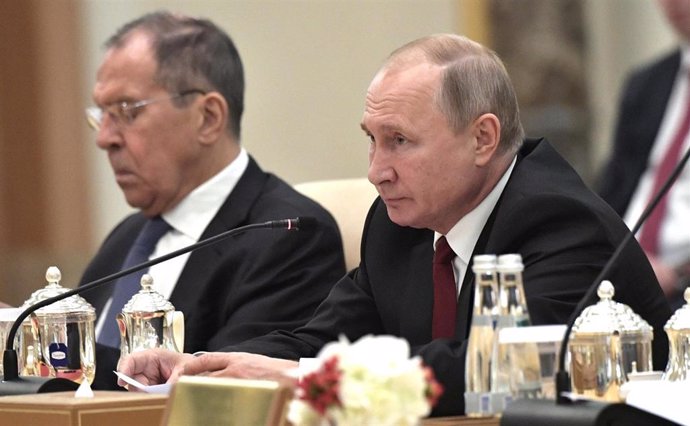 Vladimir Putin y Sergei Lavrov