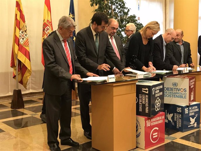 Firma de la Declaración del Diálogo Social de Aragón 2019.