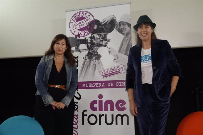 La concejala de Derechos Sociales, Gemma del Corral, y la directora de cine Mabel Lozano, presentan 'Mujeres en escena'