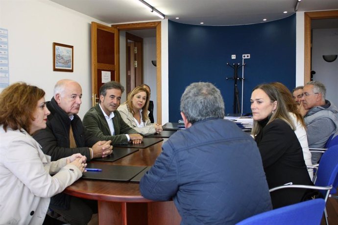 Encuentro del cabeza de lista del PP de Cantabria al Congreso de los Diputados, Diego Movellán (PP), con miembros de la Cofradía de Pescadores de San Vicente de la Barquera